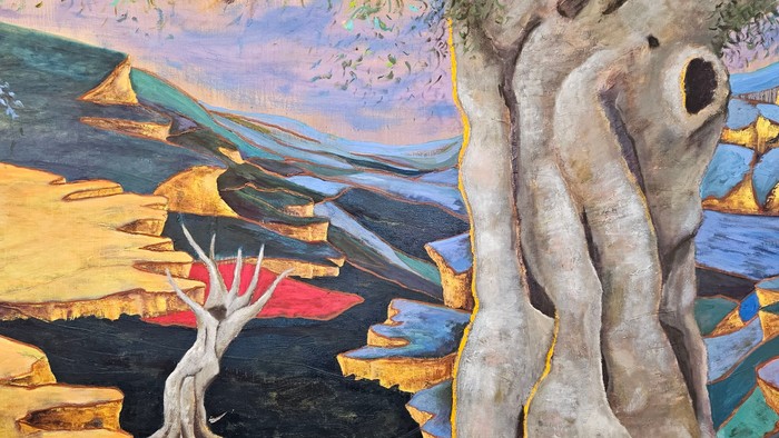 Billedet viser en stor træ med vidtrækkende rødder og grønne blade, placeret i en landskablig miljø med klippeformationer og en blå himmel.