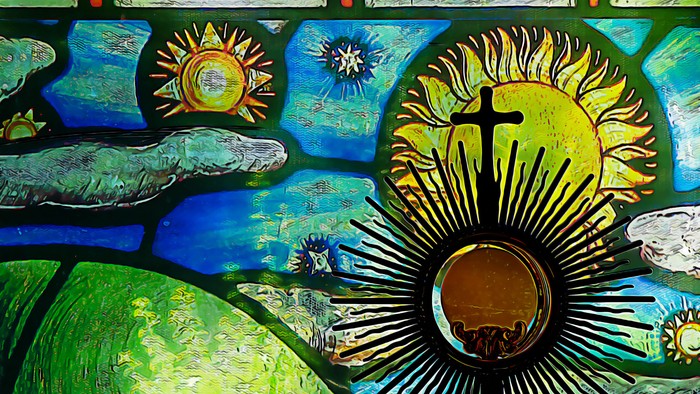 Lebendiges Buntglas mit einer Sonnenstrahl-Kreuzdarstellung und üppigen grünen und blauen Naturszenen.