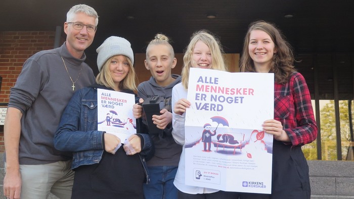 En gruppe holdes plakater op foran Jakobskirken