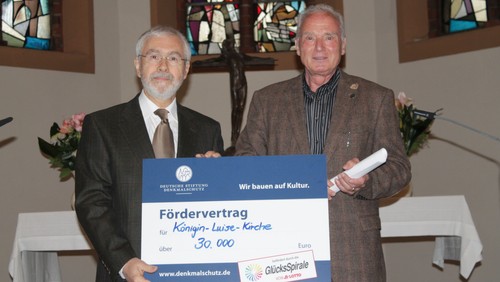 Fördervertragsübergabe für Sanierung der Königin-Luise-Kirche