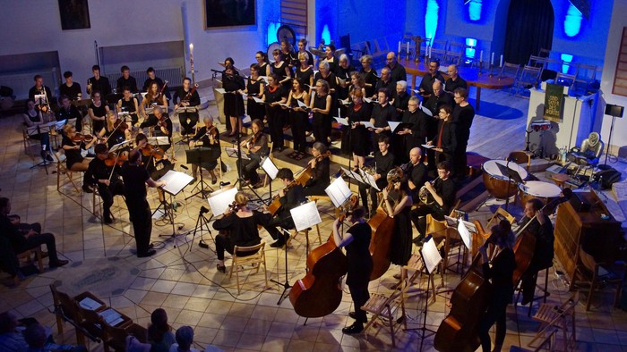 Ein Orchester probt in einem großen Saal