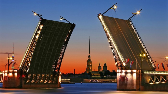 Zwei geöffnete Brücken bei Sonnenuntergang mit Stadtansicht
