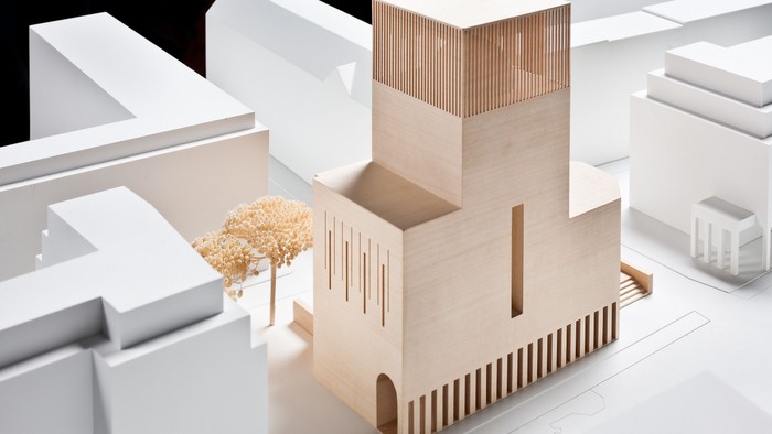 Modell einer Stadtlandschaft mit Holzgebäude und Miniaturbaum
