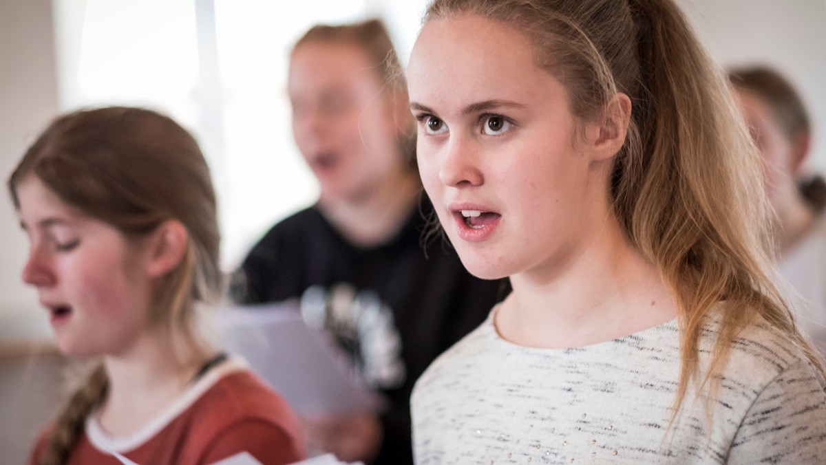 Sangere fra Herstedøster Kirke synger live på DR K