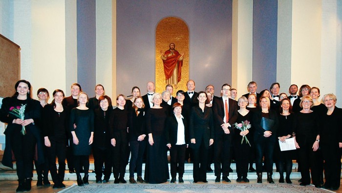 Eine Gruppe von Menschen posiert in einer Kirche vor einem Altar.
