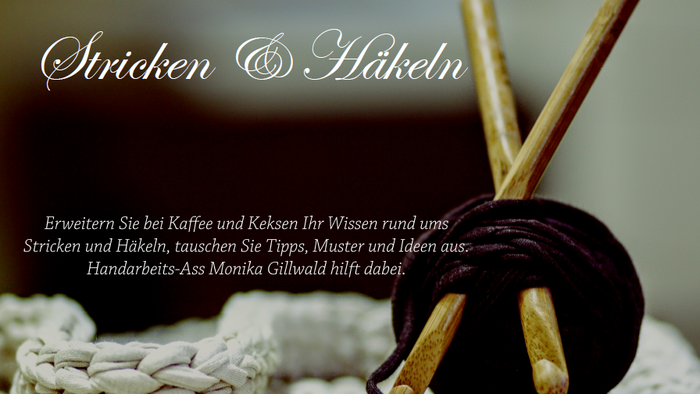 Gemütliche Anordnung mit gekreuzten Stricknadeln über einem verknoteten Garnknäuel und einem Text, der zu Strick- und Häkel-Tipps einlädt.