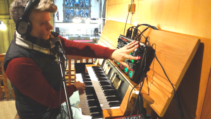 Plakat für einen spirituellen Abendkonzert mit Orgel- und elektronischer Musik von Pam Hulme am Pfingstmontag.