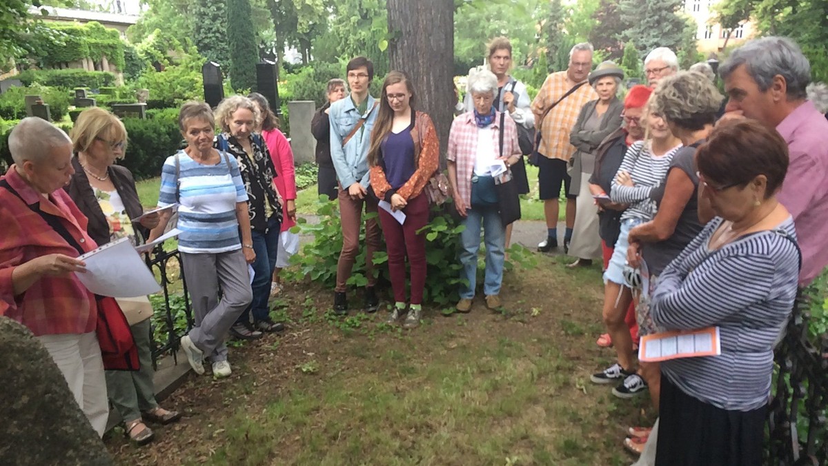 Gut besuchte Veranstaltung zu den vergessenen Schriftstellerinnen auf dem Alten Zwölf-Apostel-Kirchhof