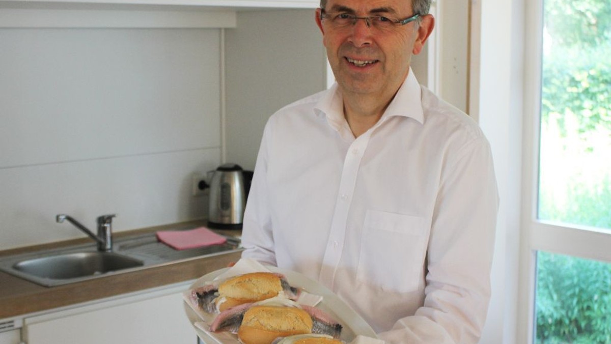 Bischof verkauft auf Helgoland Fischbrötchen