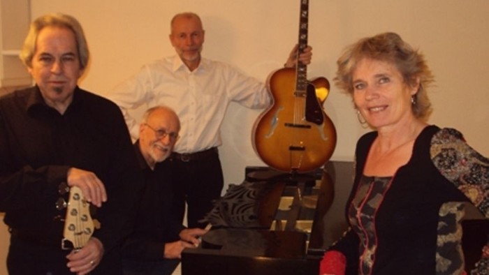 Fire musikerer med instrumenter