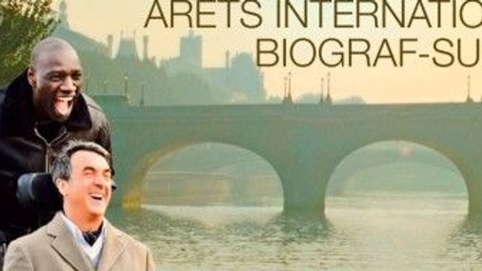 To men ved en flod med Pont des Arts i baggrunden