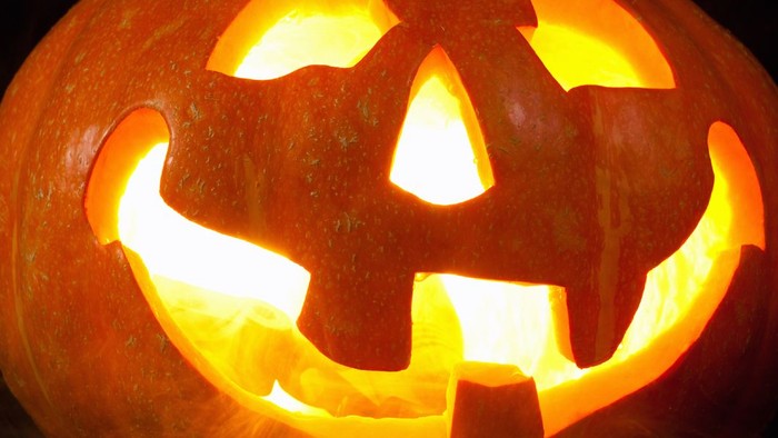 En glødende halloween-tåge med en skaldet ansigt og en snabel.