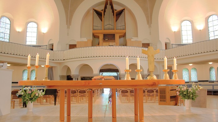 Innenraum einer Kirche mit Holzaltar und Orgel