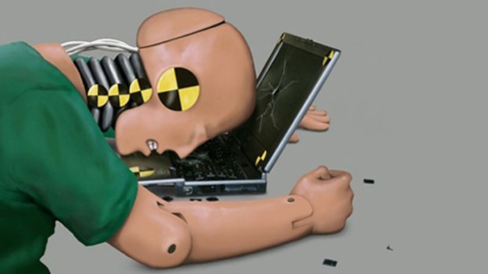 Manikin med skadede lemmer holder mobiltelefon og laptop.