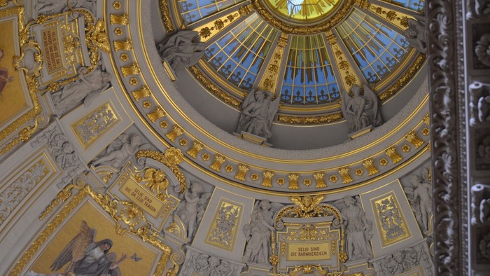 Prachtvoll verzierte Kuppel mit goldenen Akzenten und Statuen