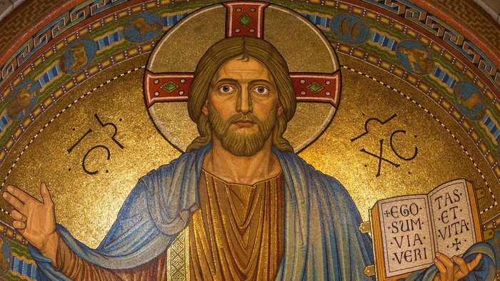 Das Bild zeigt eine Mosaikdarstellung von Jesus Christus mit Buch.