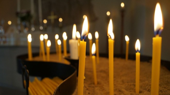 Mehrere brennende Kerzen in einem Raum