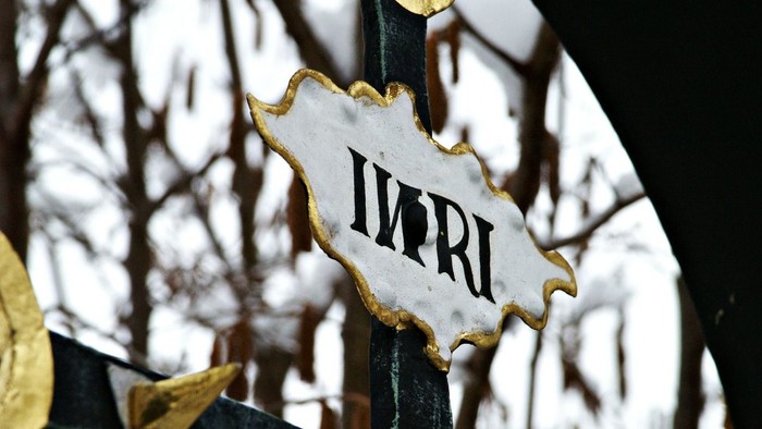 Weihnachtsdekoration mit goldenen Stern und Schnee im Hintergrund