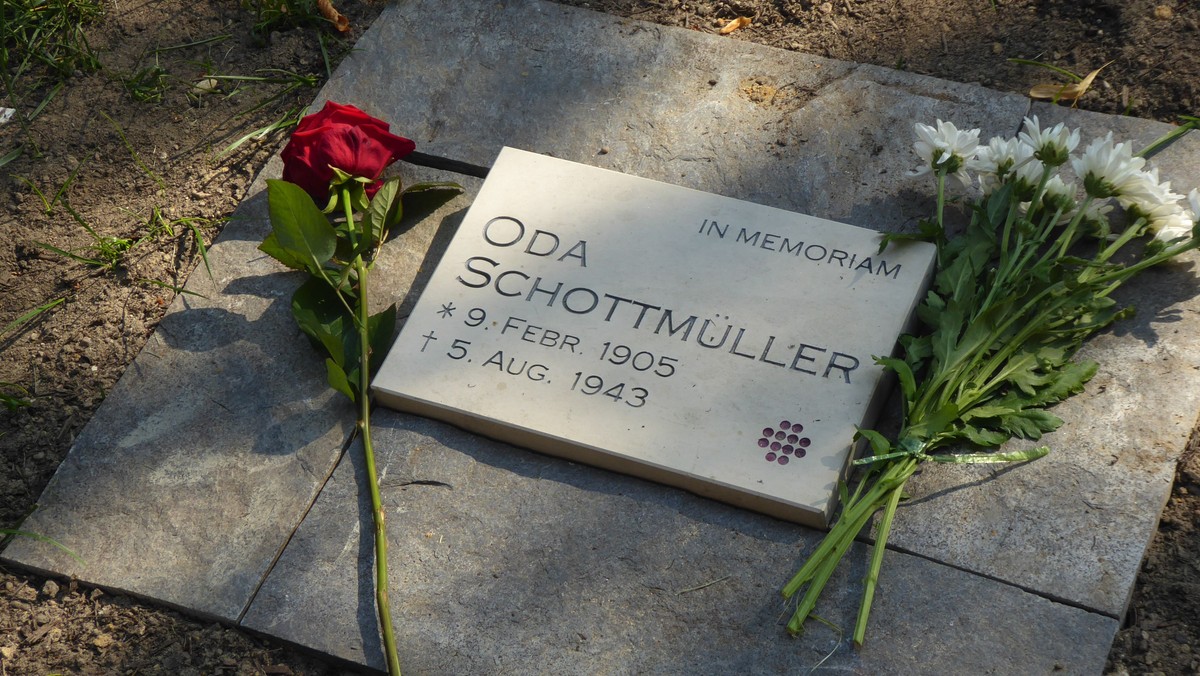 Gedenksteine für Frida und Oda Schottmüller