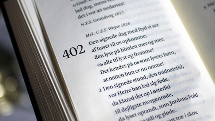 Bog med side 402 åben og tekst på dansk
