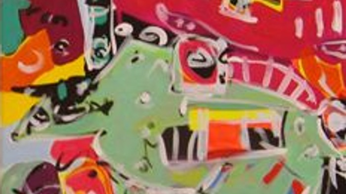 Zwei Personen betrachten lebendige abstrakte Kunst in einer Galerie mit farbenfrohen, dynamischen Gemälden.