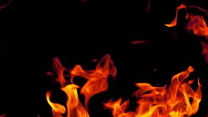 Ildflammer danser mod sort baggrund