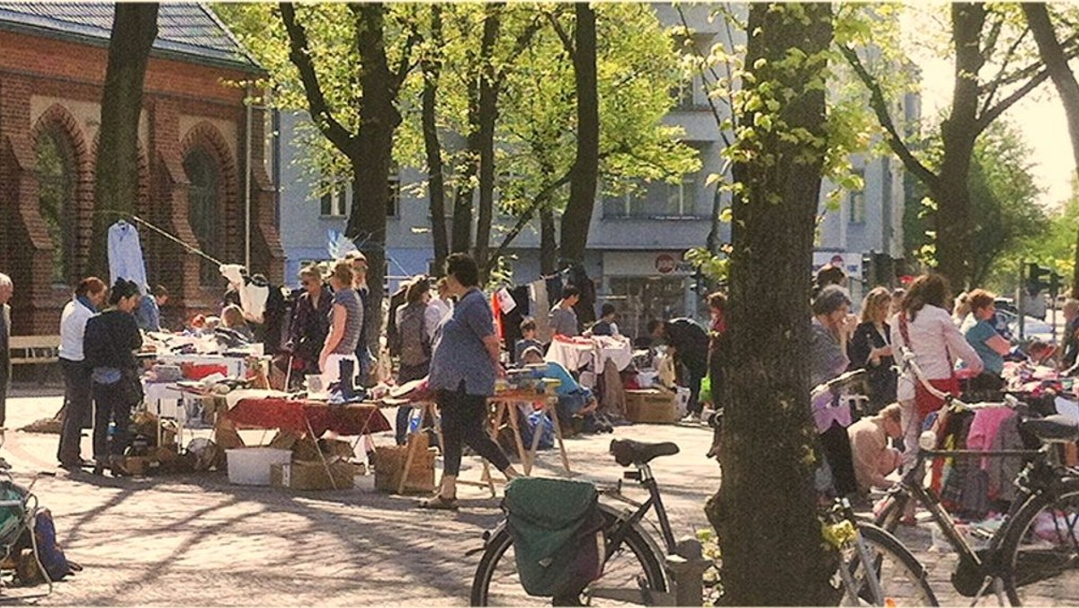 Trödelmarkt vor der Heilandskirche