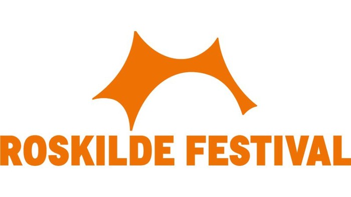 Roskilde Festival logo med orange farve og stiliseret musiksymbol.