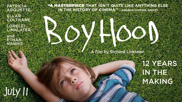 En filmplakat med et barn liggende på græs med teksten