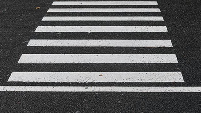 Ein Zebrastreifen auf einer Straße.