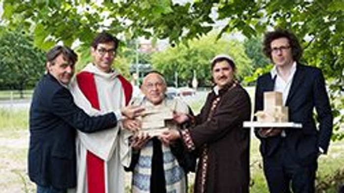 Eine Gruppe von Menschen feiert eine Hochzeit im Freien.