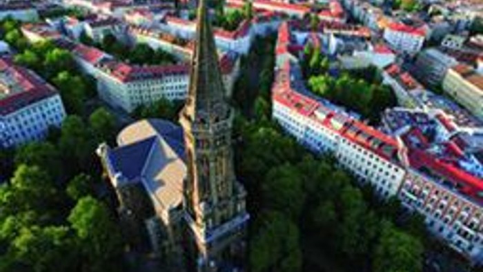 Eine Luftaufnahme einer Stadt mit einem großen Kirchengebäude im Zentrum.