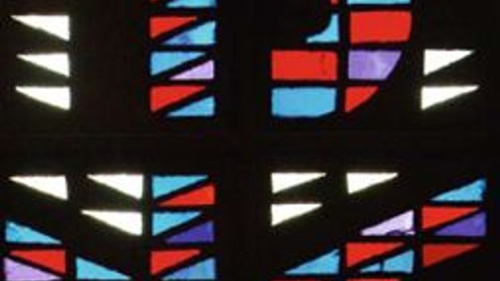 Buntes Mosaik mit geometrischen Formen und einem großen Buchstaben D