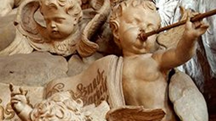 Engelsfiguren spielen Musikinstrumente, verziert mit Flügeln und harmonischen Posen