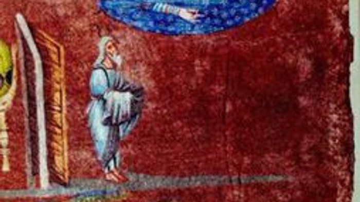 Ein Mann in blauer Robe steht vor einer roten Wand mit einem blauen Schild.