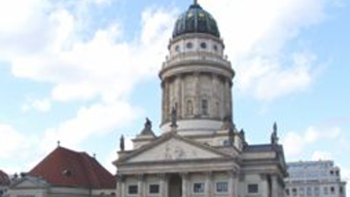 Das Bild zeigt den Gendarmenmarkt mit dem Deutschen Dom in Berlin.