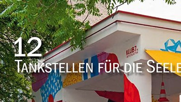 Ein bunter Treffpunkt mit Menschen vor einem farbenfrohen Gebäude, 2015