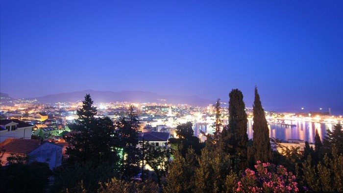 Stadt bei Nacht mit beleuchteten Häusern und Bäumen