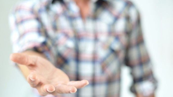 Person hält die Handfläche nach vorne.