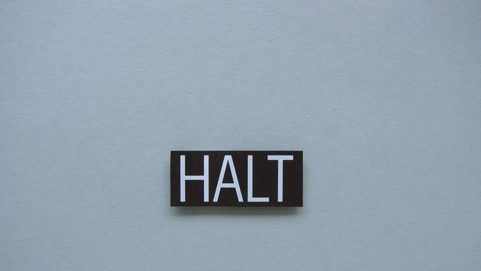Ein schwarzes Schild mit der Aufschrift