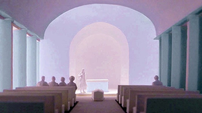 Ein leerer Raum mit Bänken und einem Altar am Ende