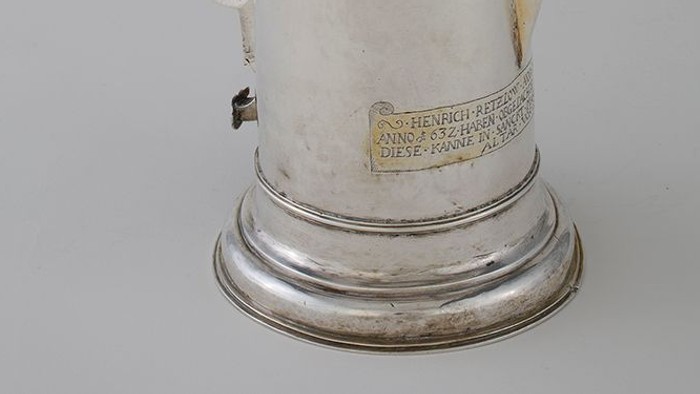 Silberne Kanne mit Griff und Deckel, verziert mit einer Plakette