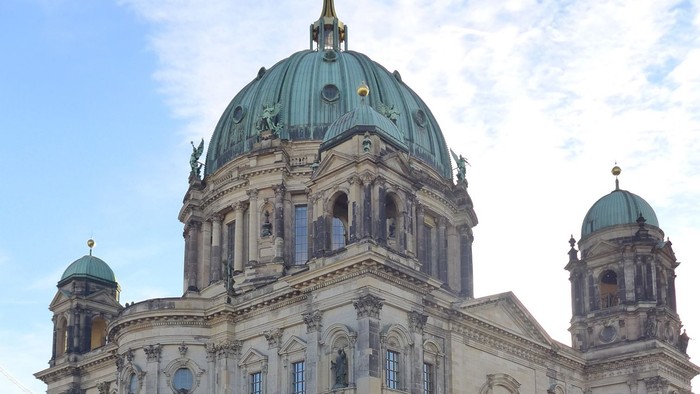 Großartige Kuppelkirche mit grünen Dächern unter blauem Himmel