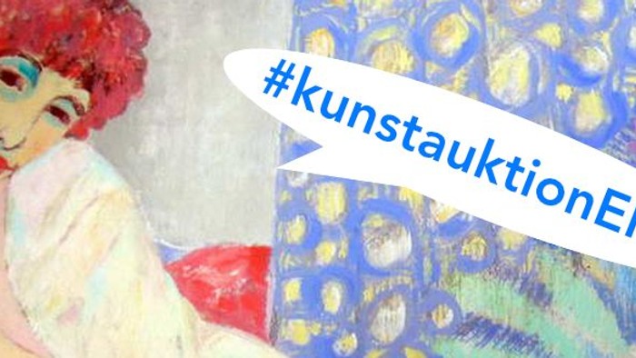 Ein Frau mit roter Perücke liegt auf einem blauen Sofa, im Hintergrund ein Blumenmuster und der Hashtag #kunstauktionEKBO
