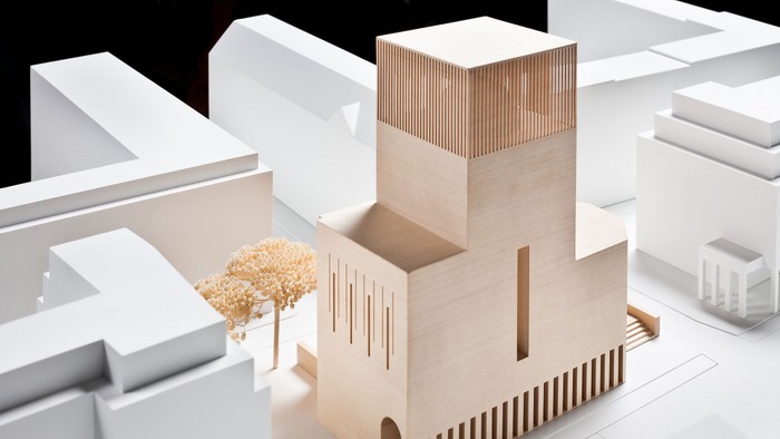 Modell einer Stadtlandschaft mit Holzgebäude und Miniaturbaum