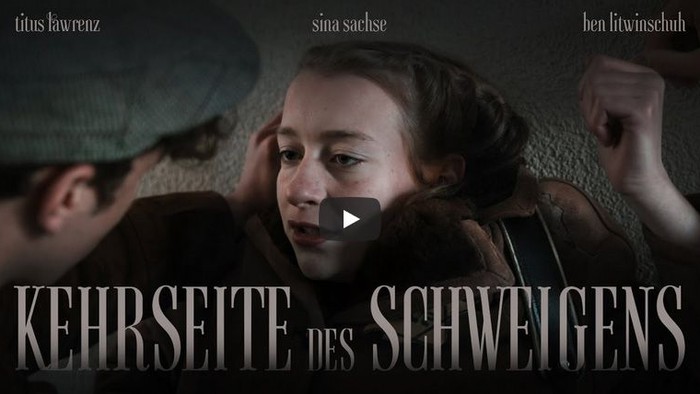 Ein Mann und eine Frau in einem dunklen Raum, mit Text "KEHRSEITE DES SCHWEIGENS"