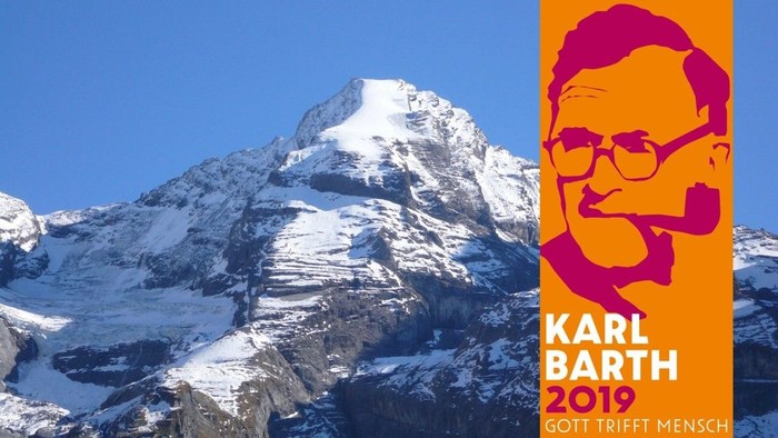 Werbeplakat für Karl Barths Veranstaltung „Gott begegnet dem Menschen“ (2019) vor verschneiter Bergkulisse.
