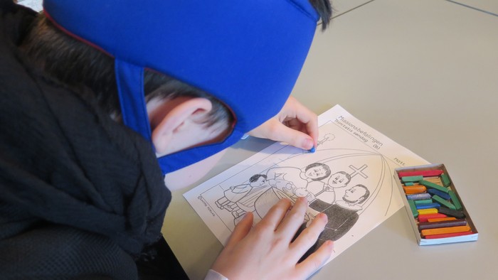 Børn tegner med fargepensler på papir