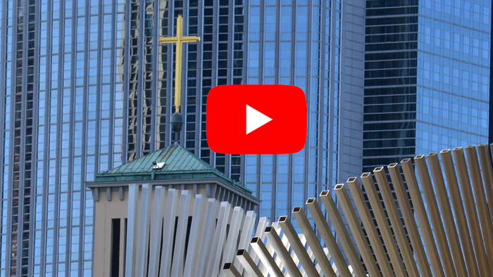 Ein modernes Gebäude mit Kreuz und Metallstruktur