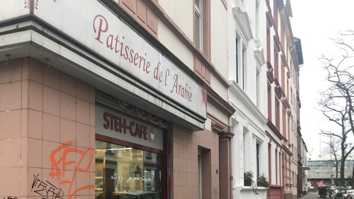 Ein Gebäude mit Graffiti und einem Geschäft namens 